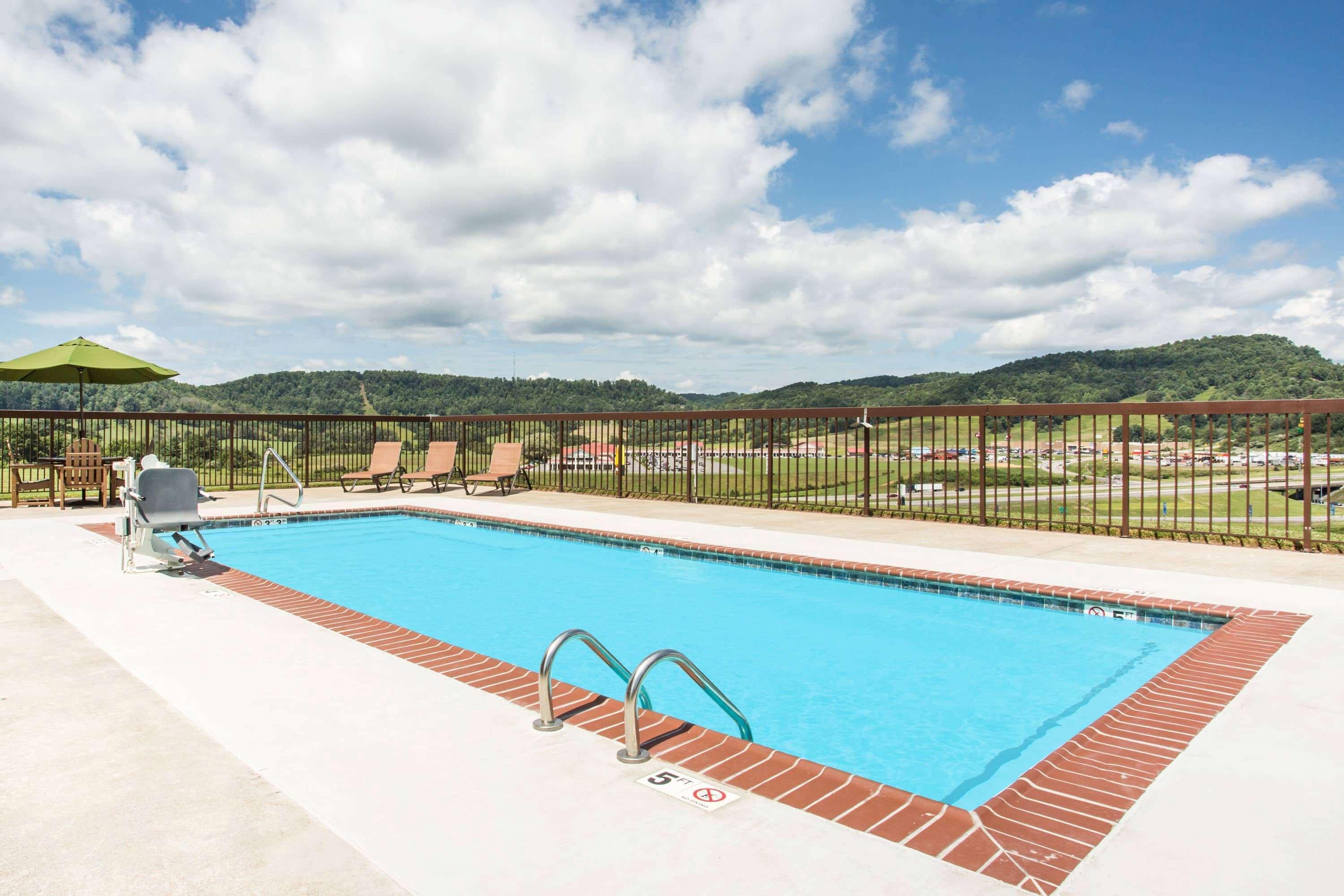 Days Inn & Suites By Wyndham Sutton Flatwoods Exterior foto